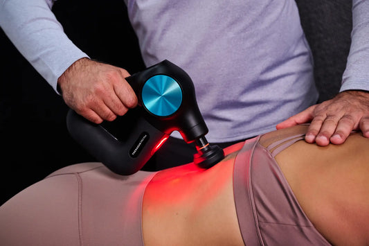 Rückenbehandlung in der Physiotherapie mit der Theragun PRO Plus Massagepistole